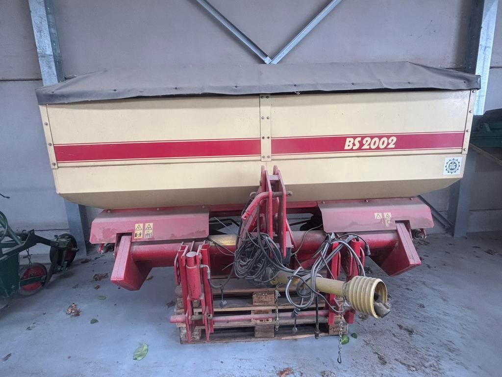 Meststofstrooier Vicon BS2002, Ophalen