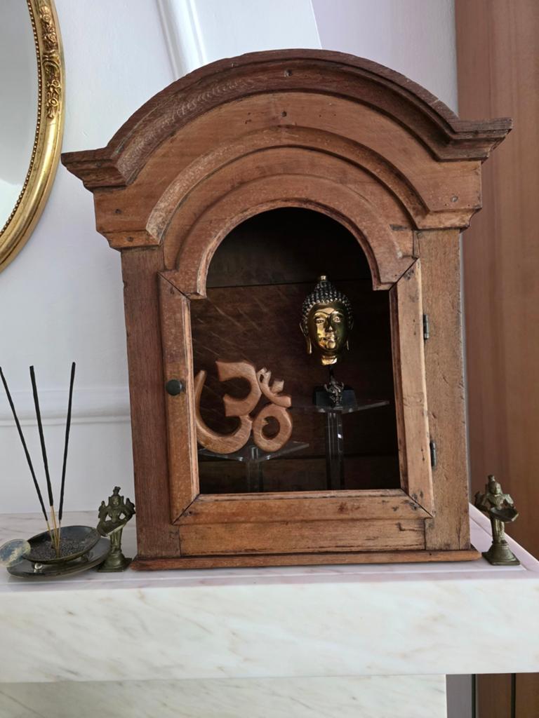 Petit autel en bois, Enlèvement