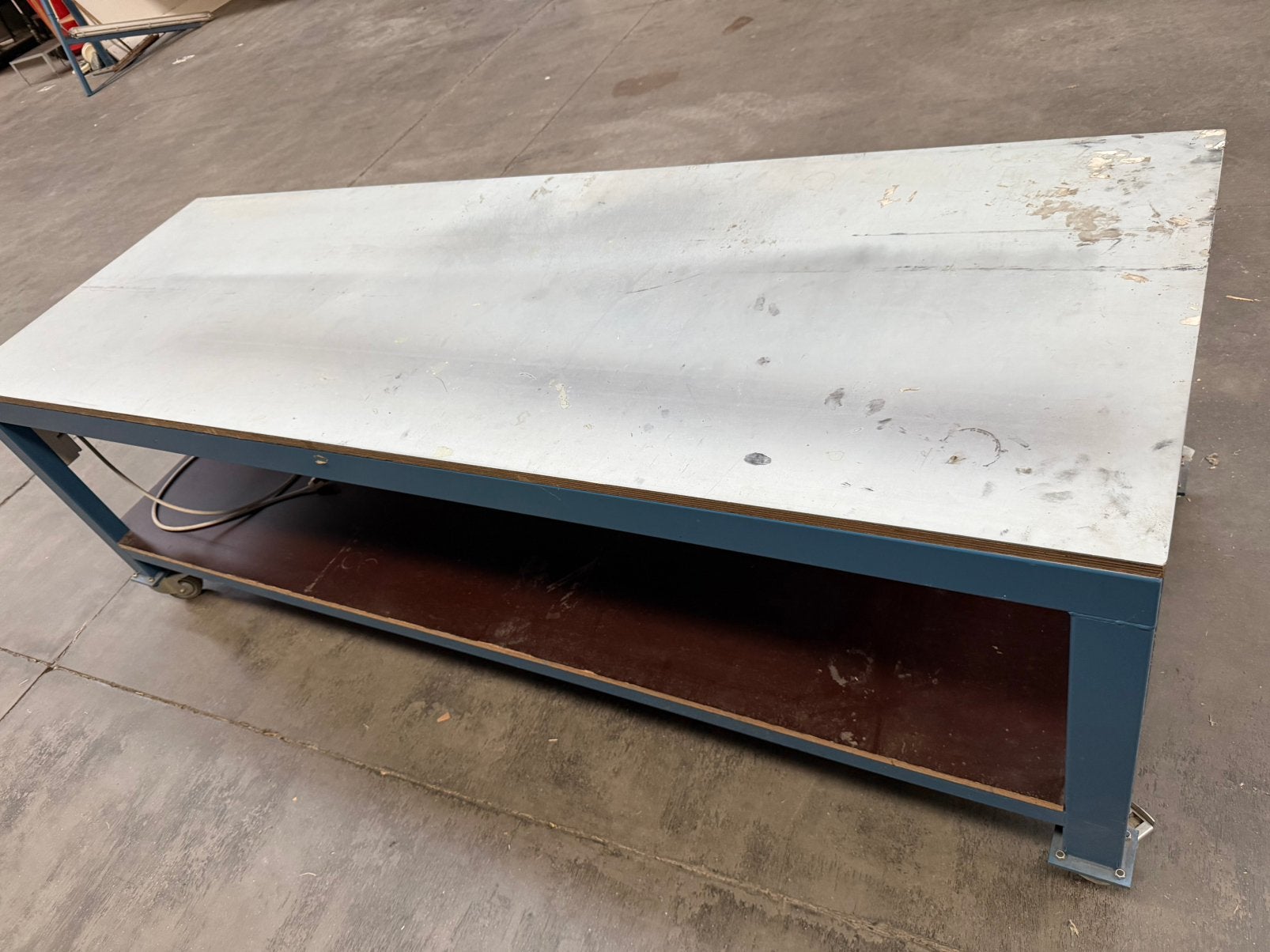 GROTE WERKBANK METALEN WERKBLAD OP GEREMDE ZWENKWIELEN, Doe-het-zelf en Bouw, Draaibanken, Ophalen, Zo goed als nieuw