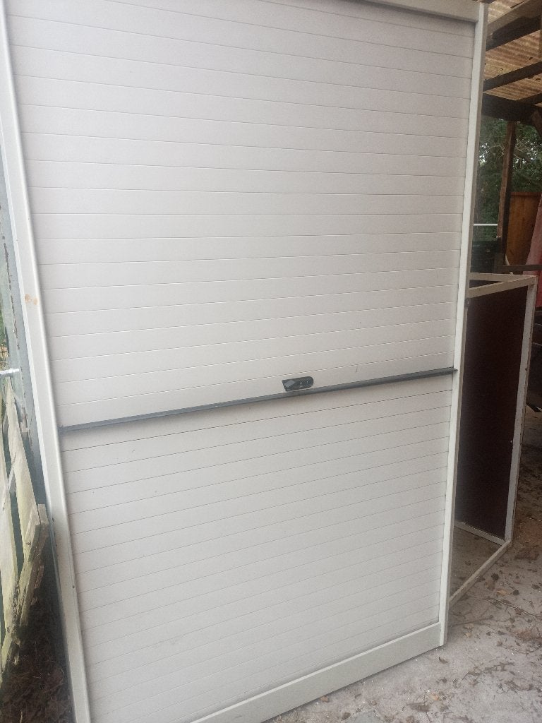 metalen roldeurkast met pvc rolluik en veplaatsbare liggers, Huis en Inrichting, Kasten | Roldeurkasten en Archiefkasten, Ophalen