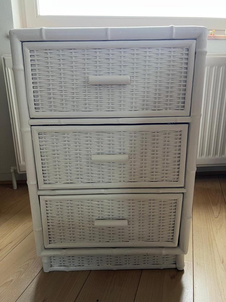 Petite armoire basse à trois tiroirs, Enlèvement