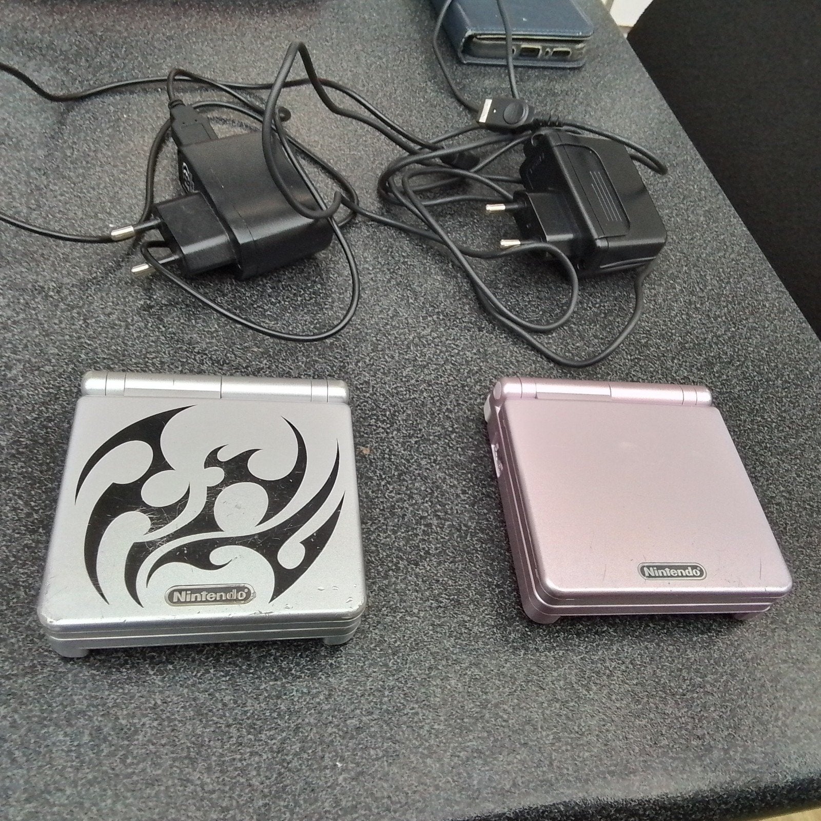 Nintendo sp tribal en gewone met lader, Ophalen of Verzenden