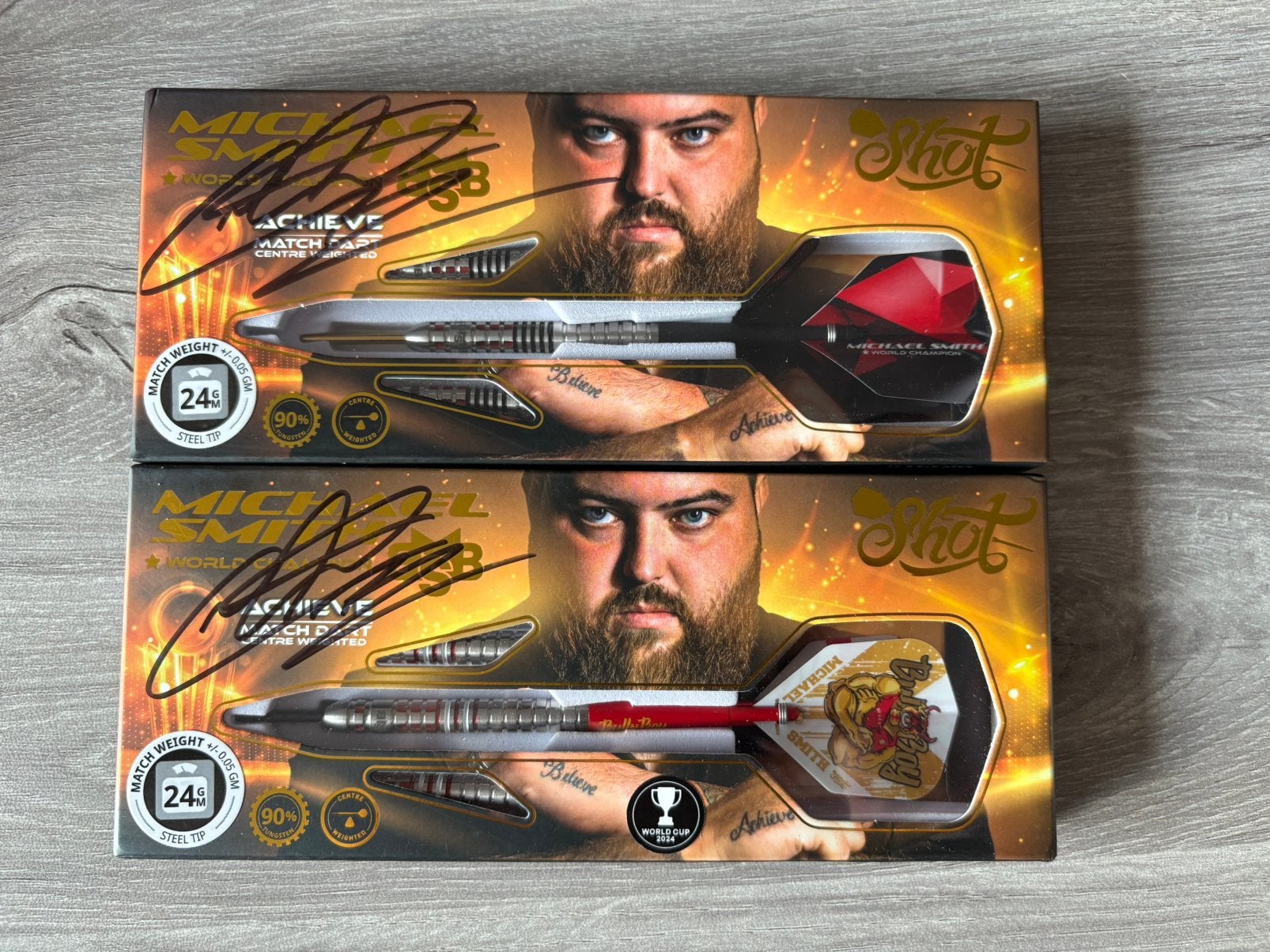 Michael Smith matchdart Achieve 2x gesigneerd, Sport en Fitness, Darts, Ophalen of Verzenden, Nieuw, Pijlen