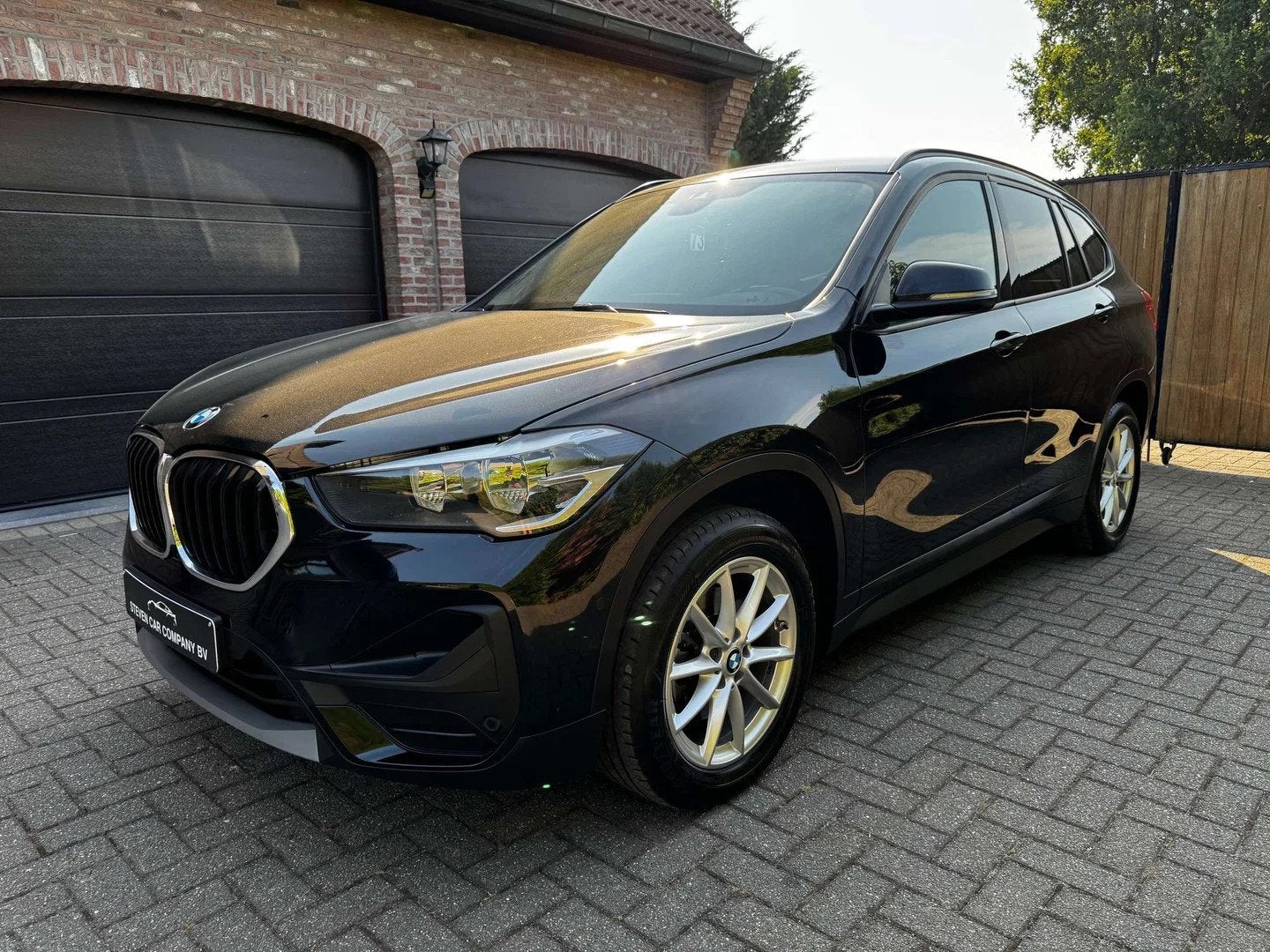BMW X1 | LED | NAVI | CAMERA | KEY LESS | HEAD UP | FRONT AS, Stof, Gebruikt, 136 pk, Zwart