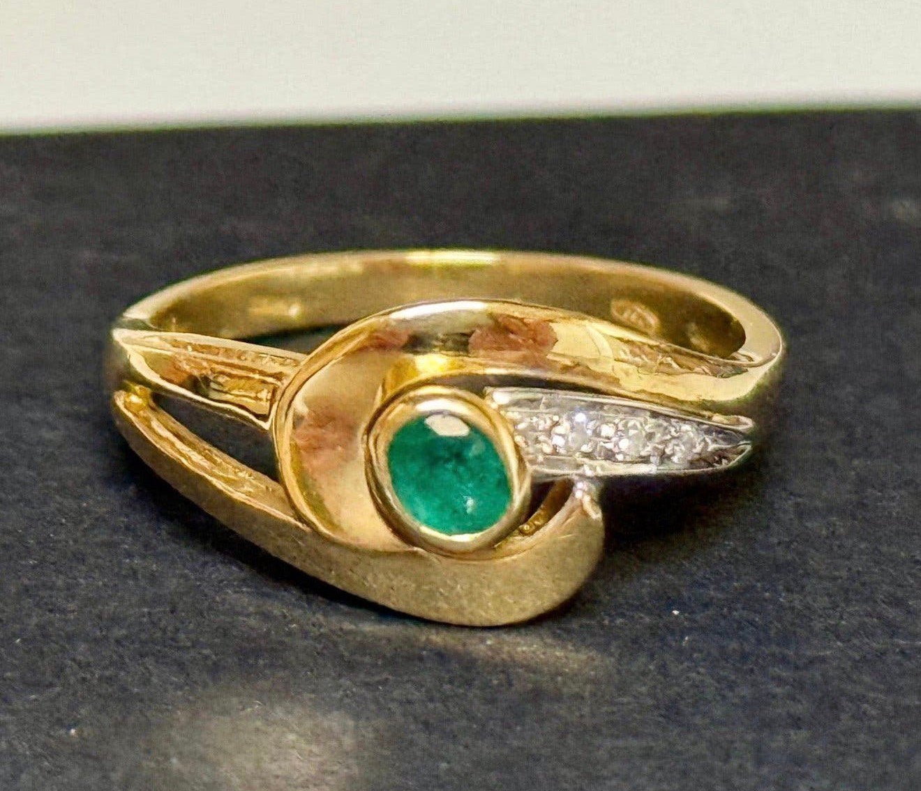 Prachtige 18K gouden ring met VS1 diamanten en smaragd- 17mm, Ophalen of Verzenden, 17 tot 18, Met edelsteen, Dame