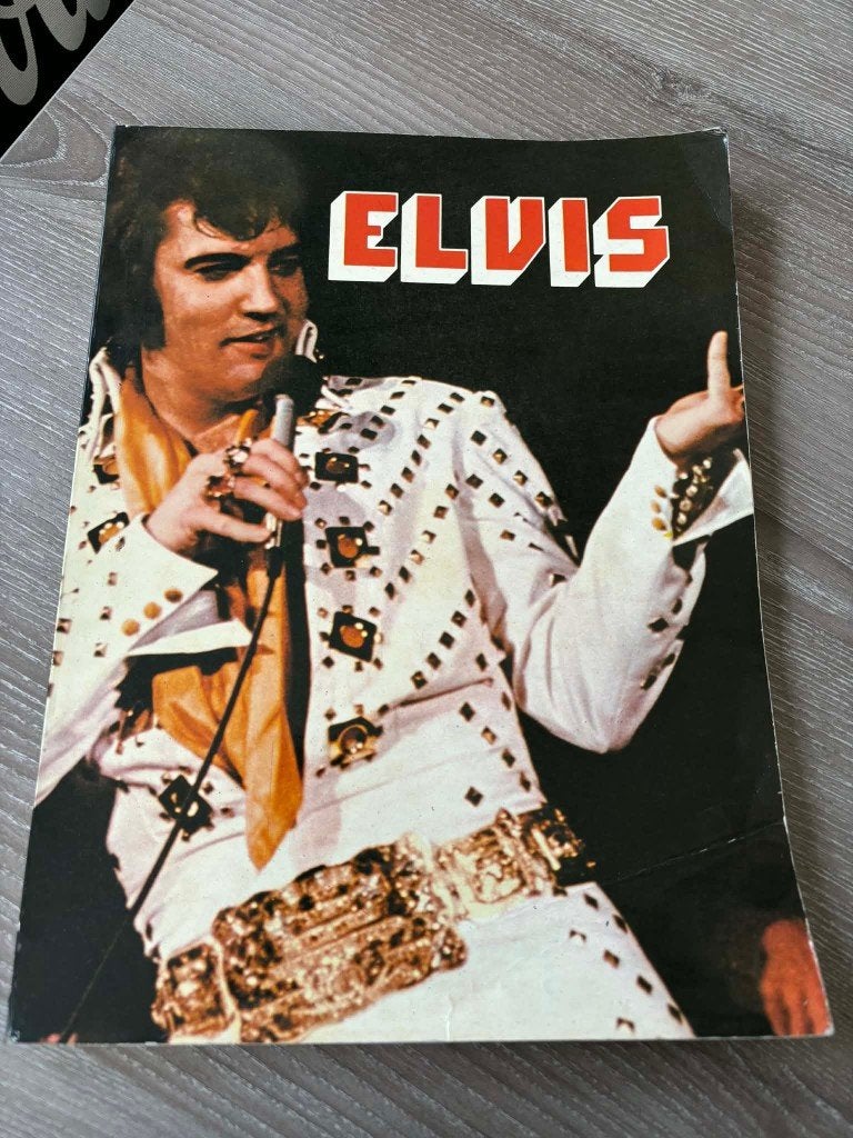 Elvis boek, door Kenneth Wilson. Mag weg voor slechts 5 euro, Boeken, Muziek, Ophalen of Verzenden, Gelezen, Artiest