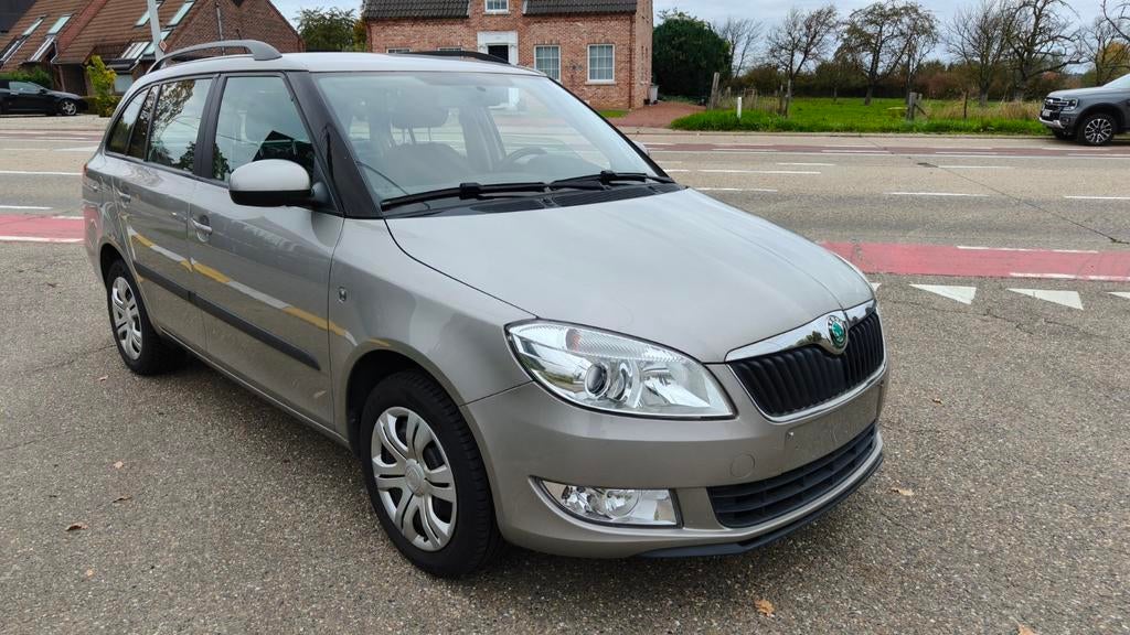 Skoda fabia 1.2 i Benzine 55 kw, Auto's, Skoda, Euro 5, Zwart, 1198 cc, Beige