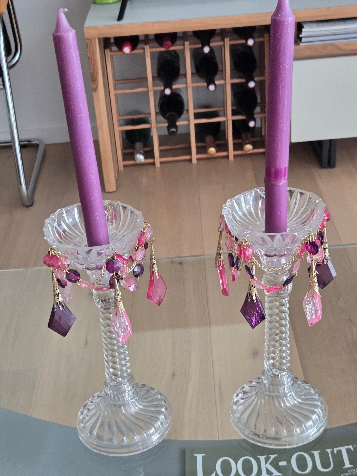Twee vintage kandelaars met inclusief kaarsen anno 70 in per, Ophalen of Verzenden