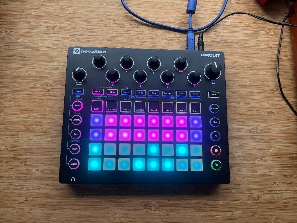 Novation Circuit, Muziek en Instrumenten, Novation, Zo goed als nieuw, Met midi-aansluiting, Overige aantallen