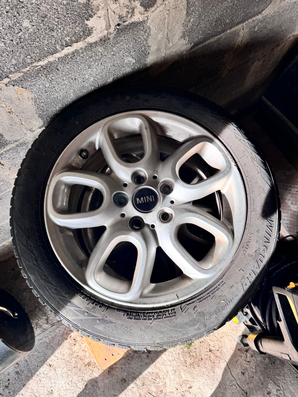 4 pneus hiver avec jantes MINI d’origine – 195/55 R16, Autos : Pièces & Accessoires, Pneus et Jantes, Pneus hiver, 16 pouces, Enlèvement