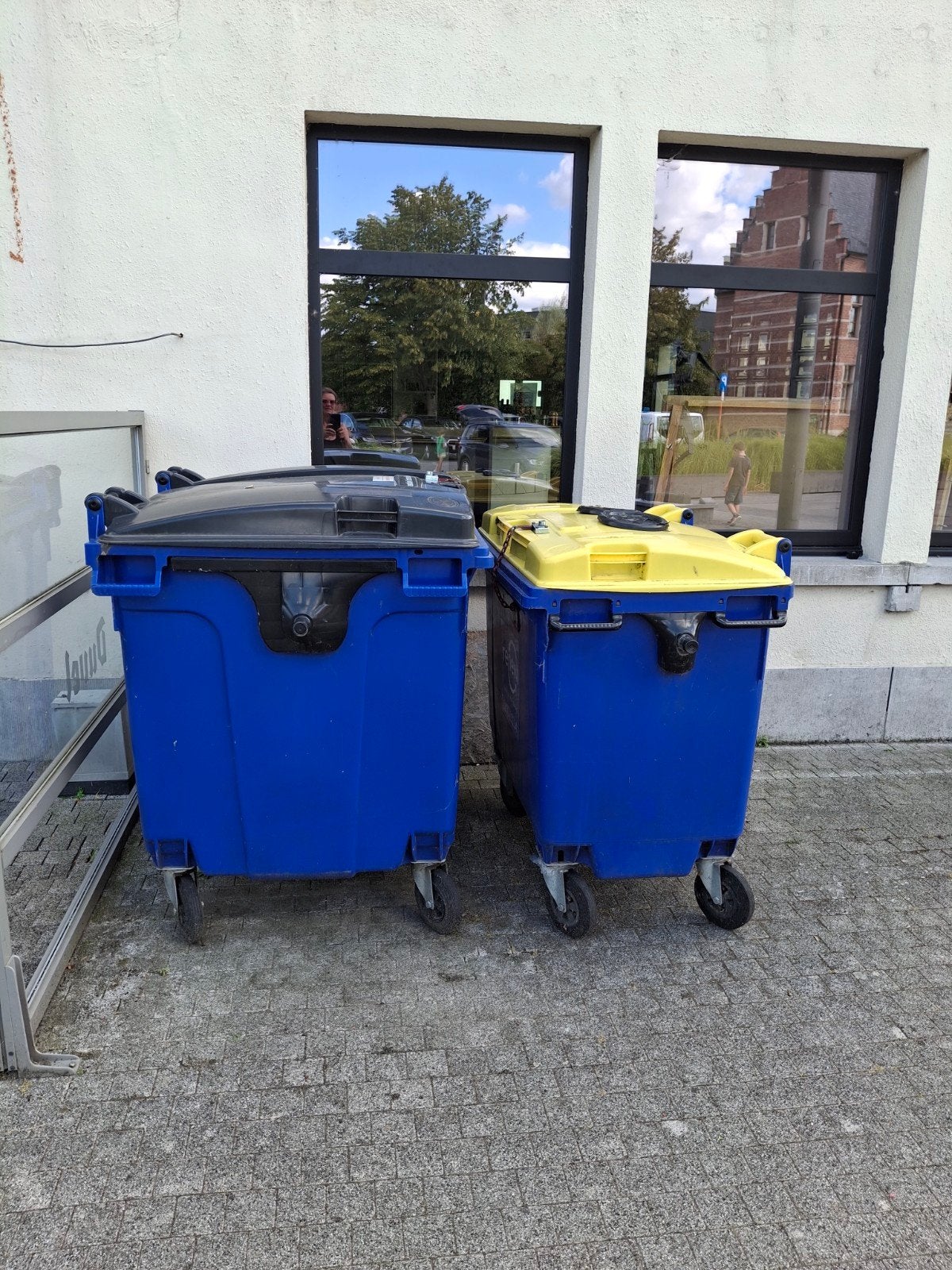 2 afval containers, Ophalen