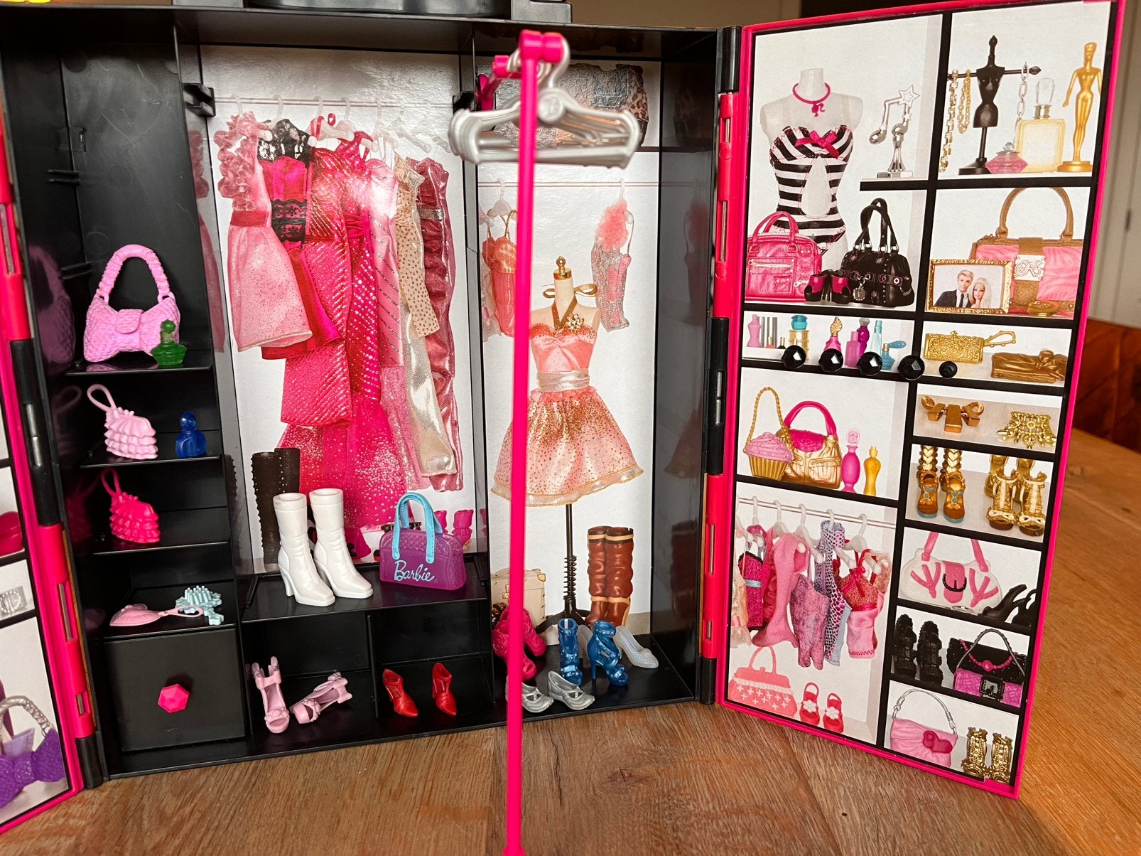 Barbie kledingkast met accessoires!, Ophalen of Verzenden, Gebruikt, Barbie