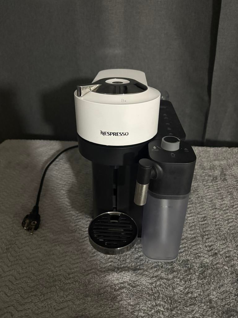 Nespresso Vertuo Lattissima matwit en glanzend, Elektronische apparatuur, Koffiezetapparaten, Ophalen, Espresso apparaat, 10 kopjes of meer