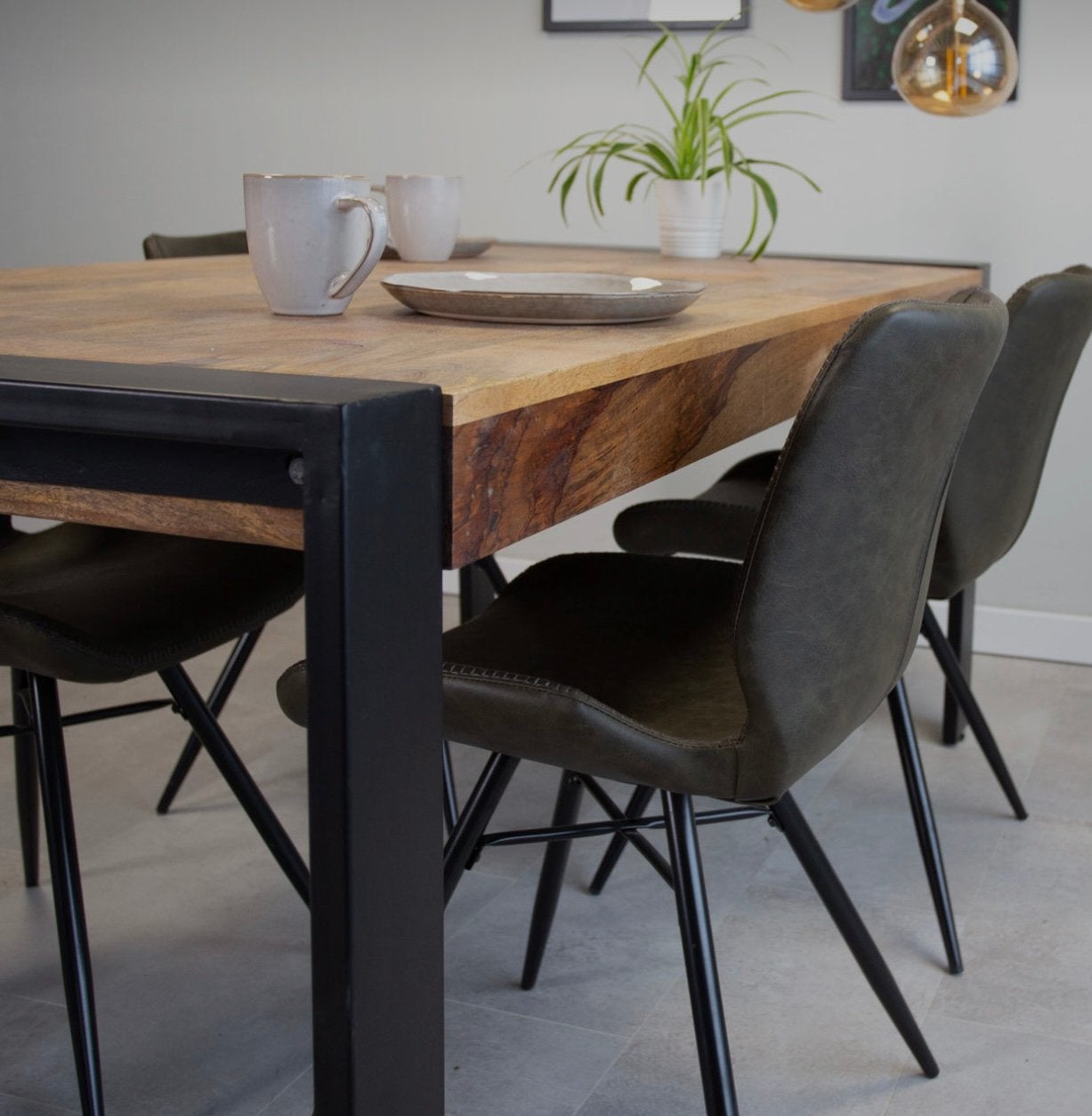 Table à manger en bois massif, Cinq personnes ou plus, Autres essences de bois, Comme neuf, Enlèvement