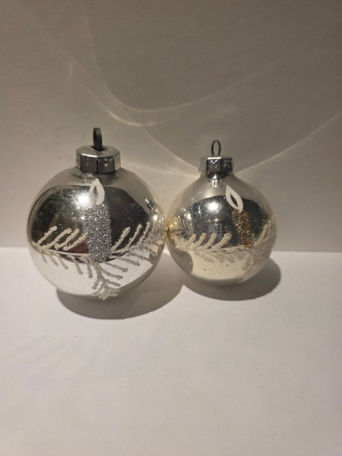 2 GDR kerstballen met kaarsfiguur, Diversen, Ophalen of Verzenden, Gebruikt