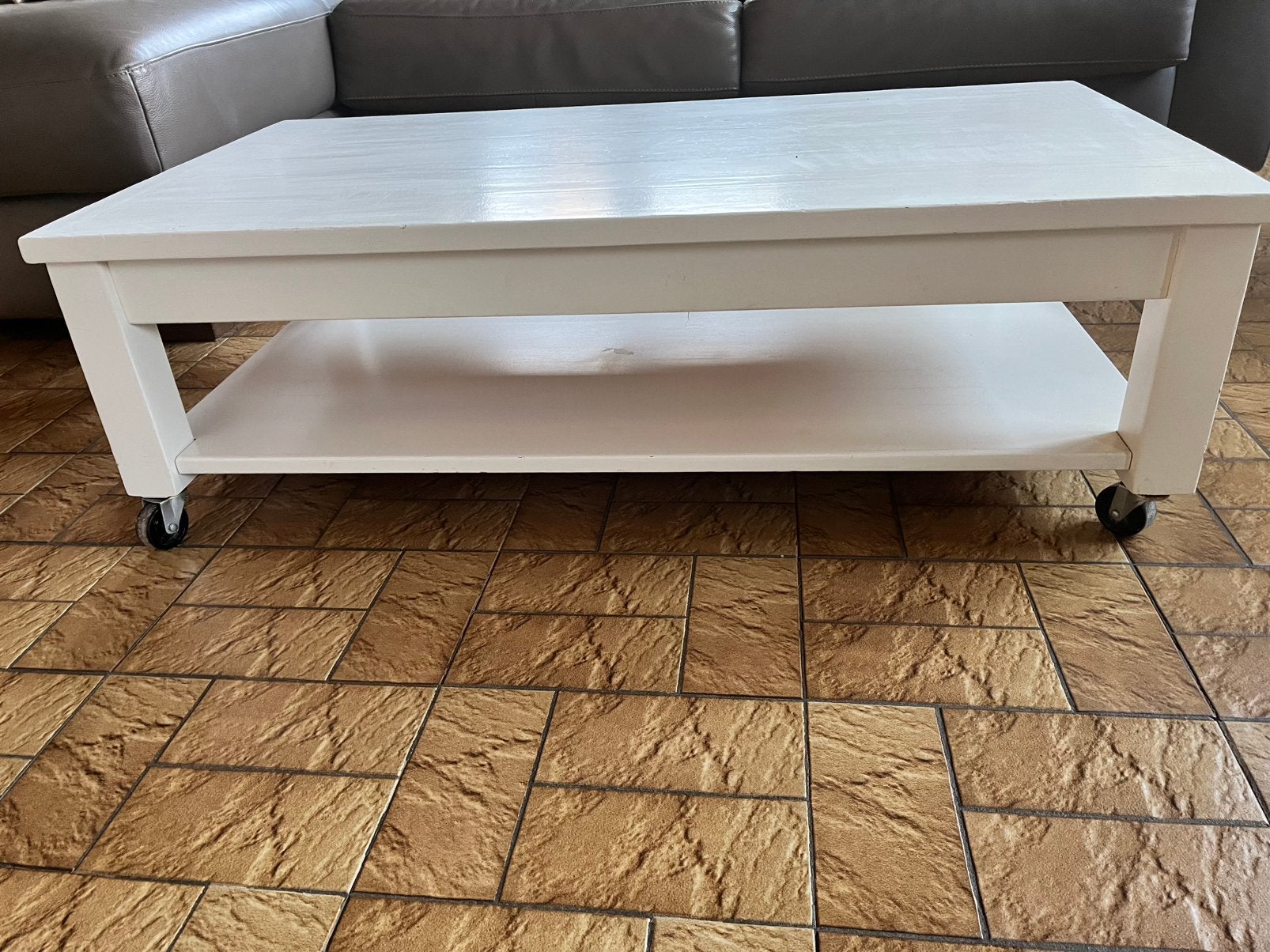 Table basse rectangulaire peinte en blanc sur roulettes, 100 à 150 cm, Enlèvement, Utilisé, 50 à 100 cm