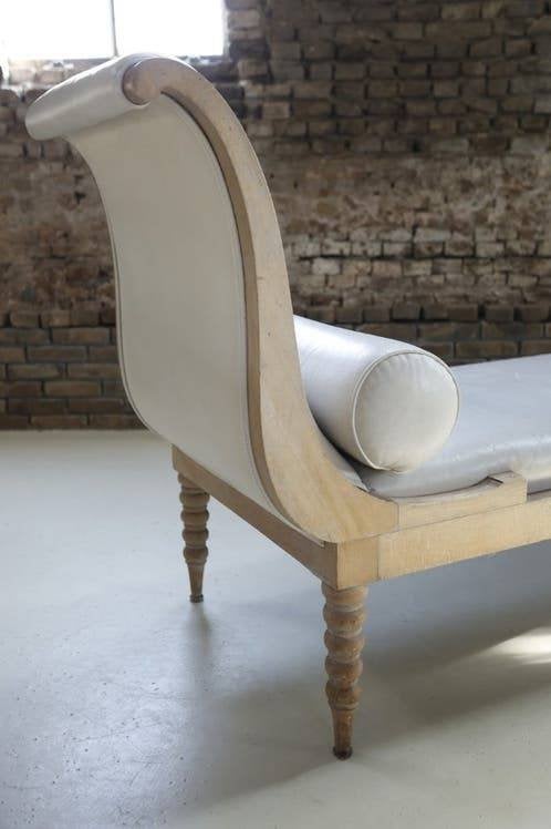 Vintage chaise longue/daybed, gebleekt hout, wit leer, Antiek en Kunst, Ophalen