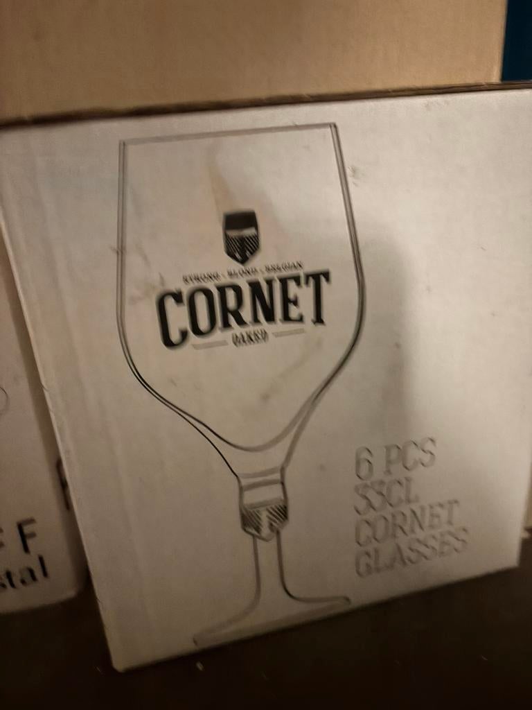1 doos van 6 stuks CORNET OAKED BIERGLAS OP VOET, Verzamelen, Biermerken, Ophalen, Nieuw, Glas of Glazen, Overige merken