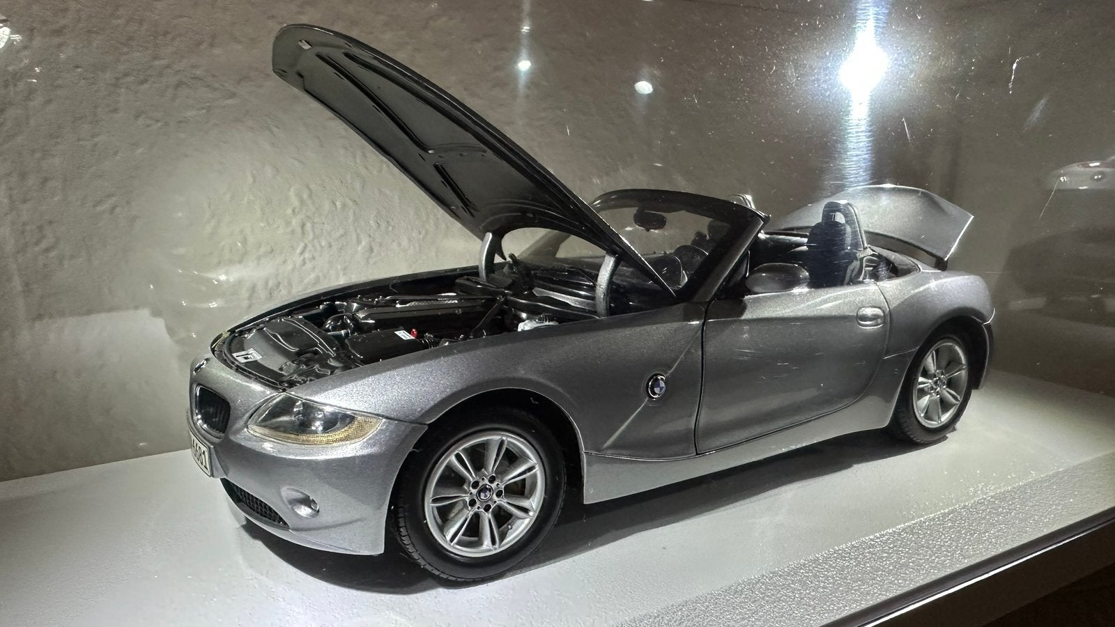 Kyosho 1:18 BMW Z4 E85 Dealer Edition Sterling grey, bumper, Ophalen of Verzenden, Zo goed als nieuw, Auto, Kyosho