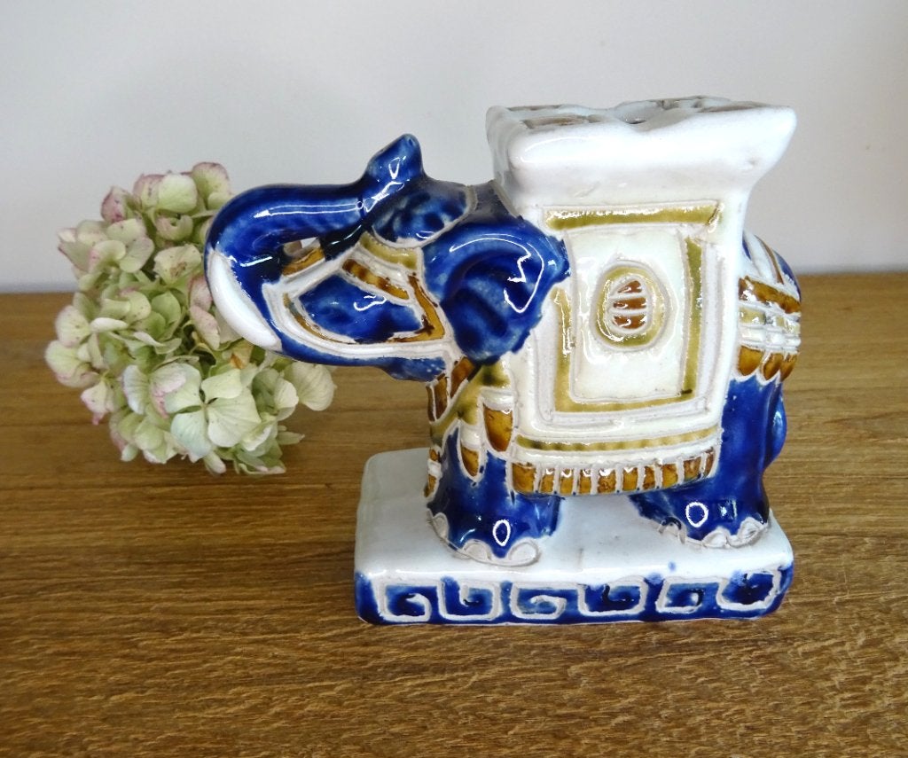 Vietnam: handgeschilderd keramisch olifantje. Jaren 50-60, 11 cm, Blauw, Overige typen, Ophalen of Verzenden