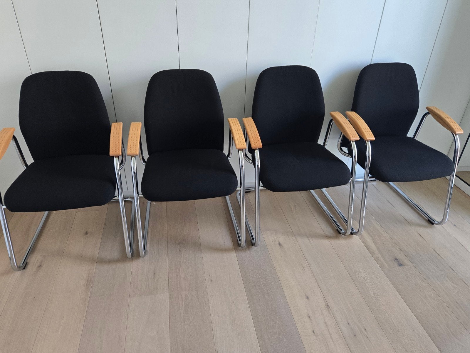 Quatre magnifiques chaises design de marque Girsberger new, Tissus, Comme neuf, Enlèvement, Disign