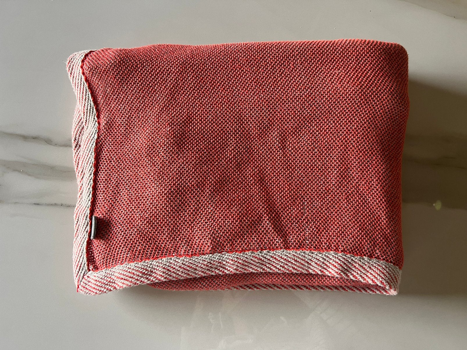 Prachtige plaid - cuffle blankket van het merk Muuto, Maison & Meubles, Accessoires pour la Maison | Plaids & Couvertures, Enlèvement ou Envoi