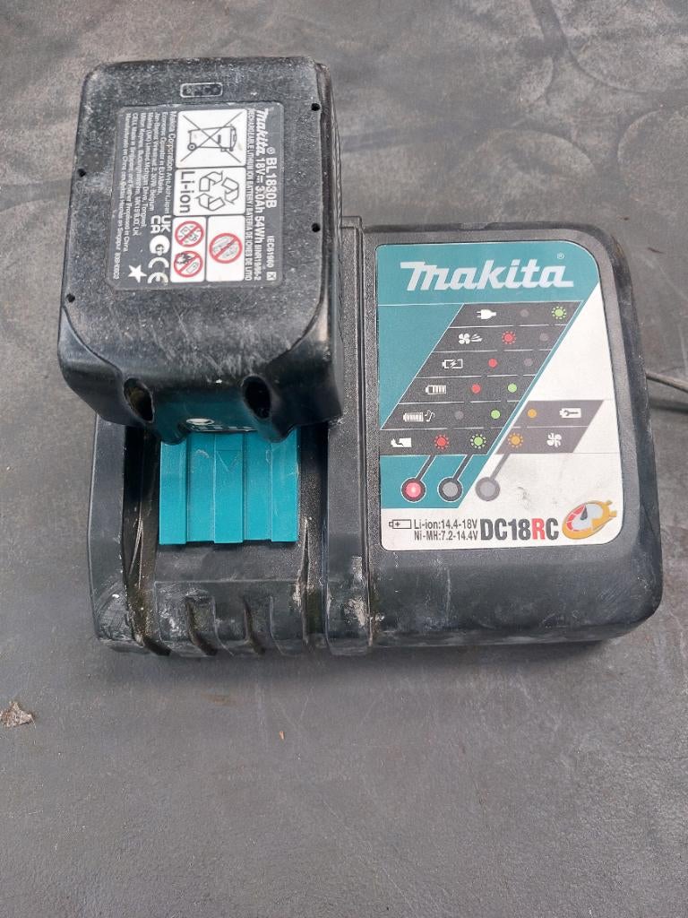 Makita 18v-oplader plus twee 3Ah-batterijen, Doe-het-zelf en Bouw, Ophalen, Gebruikt