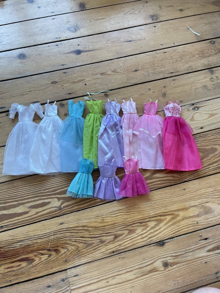 Lot de Robes Barbie, Enfants & Bébés, Jouets | Poupées, Enlèvement, Comme neuf, Barbie