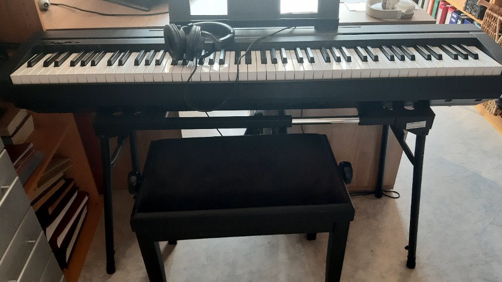 Digi piano Yamaha p45 op standaard met pianokruk, zwart, Muziek en Instrumenten, Ophalen, Zwart, Digitaal, Zo goed als nieuw