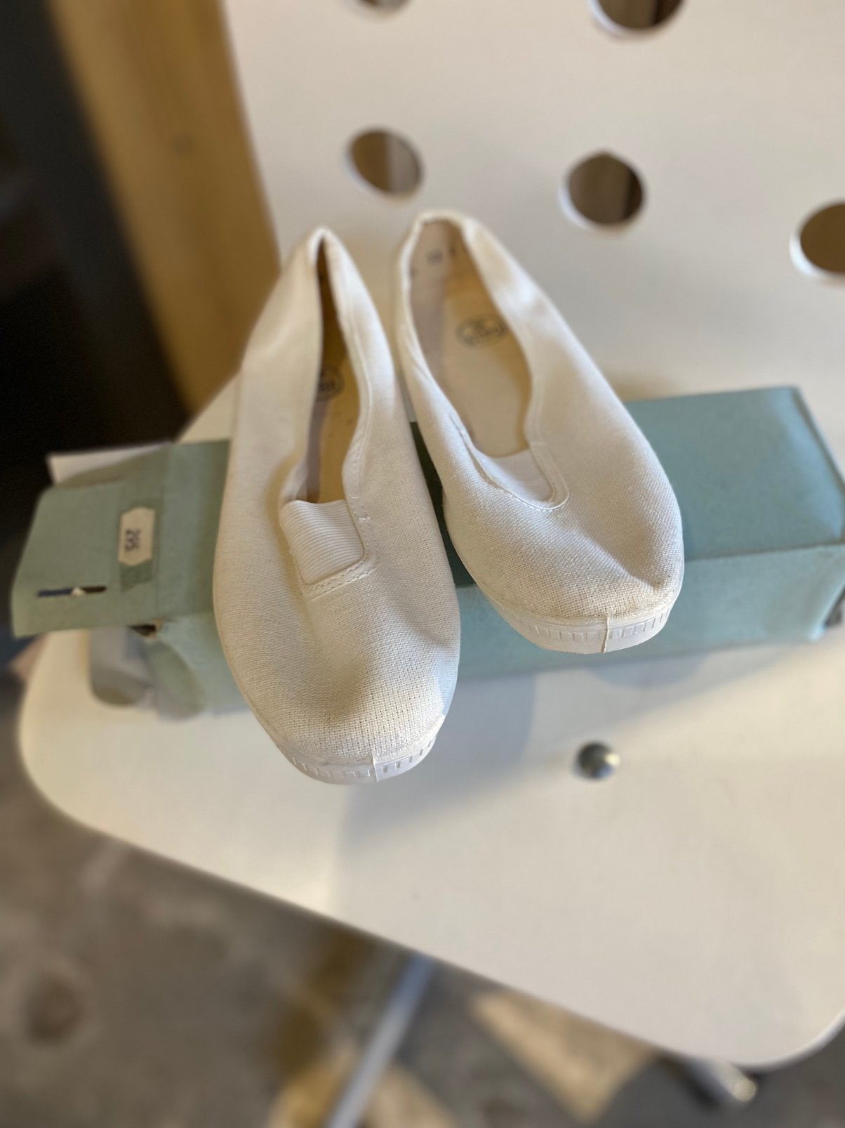 Gratis nieuwe turn pantoffels voor goed doel, Sport en Fitness, Ophalen, Nieuw, Wit, Turnschoenen