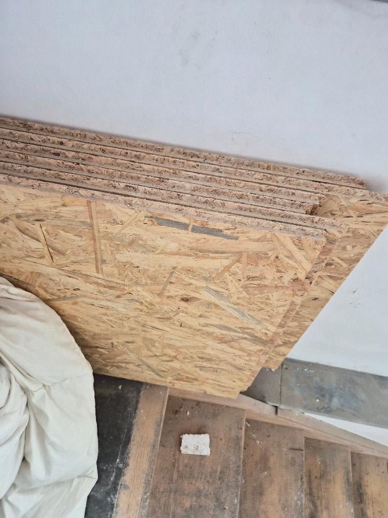 Materiaux divers : metals stuts, isolant, panneaux OSB,...