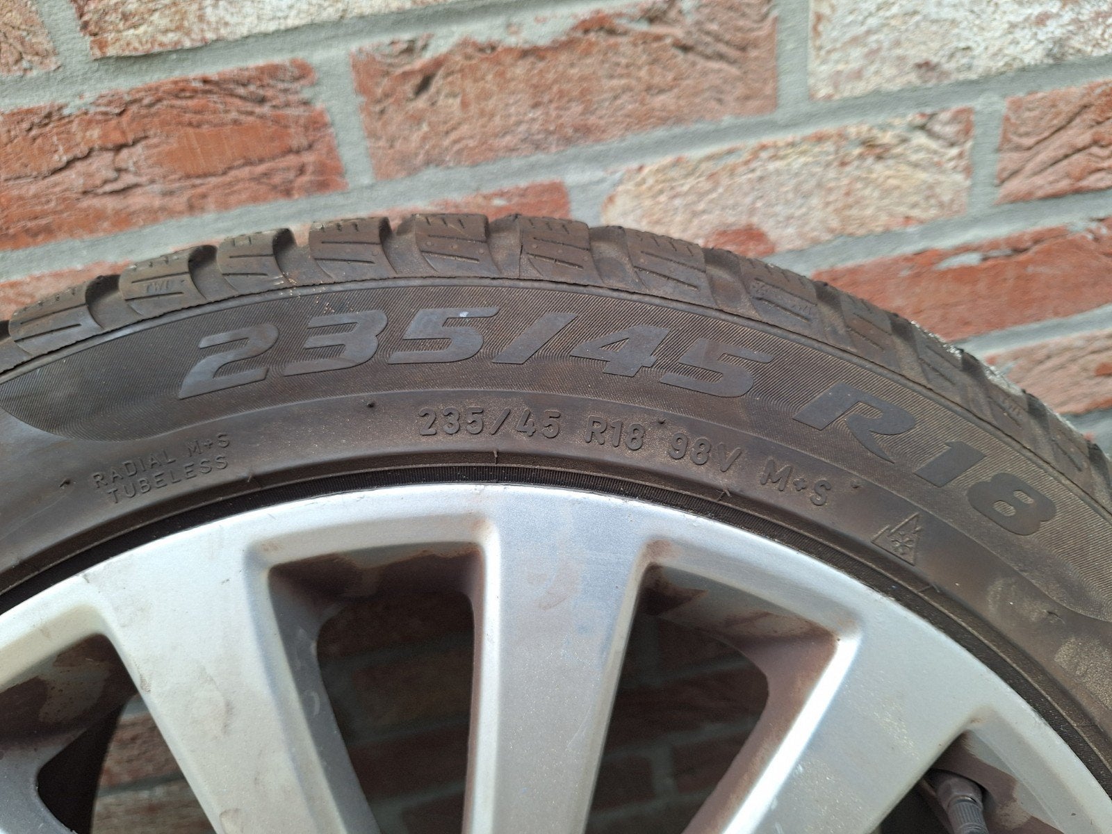 Winterbanden 235/45 R18, Autos : Pièces & Accessoires, Pneus & Jantes, Enlèvement ou Envoi, Pneus hiver, Jante(s)