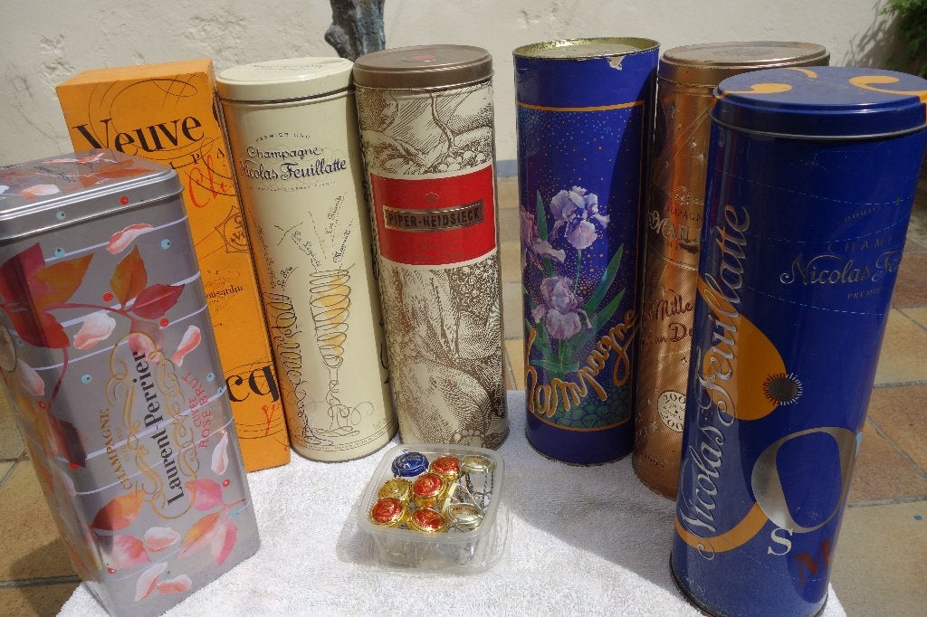 7 BOÎTES À CHAMPAGNE DIFFÉRENTES ET 9 CAPSULES, Collections, Boîte en métal, Enlèvement ou Envoi, Comme neuf, Autre