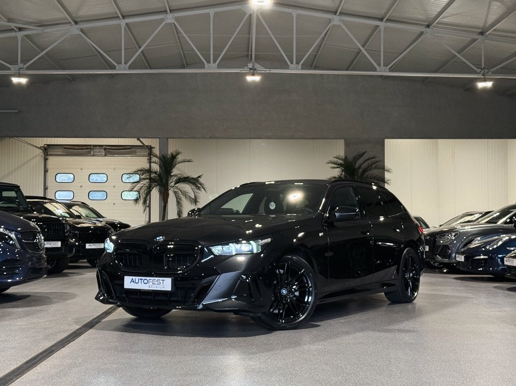 BMW 520iA Touring M-Sport entièrement noir - Garantie, Autos, BMW, Cuir, Entreprise, Entretenue par le concessionnaire, Noir