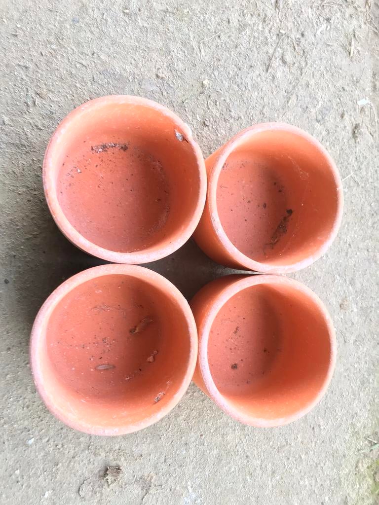 4 potjes voor duiven eten., Ophalen of Verzenden, Zo goed als nieuw