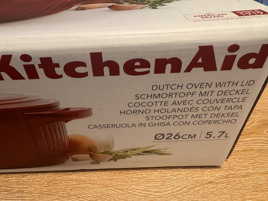 KitchenAid en fonte 26 cm 5,7 L rouge — neuf dans sa boîte, Enlèvement, Casserole, Fonte, Neuf