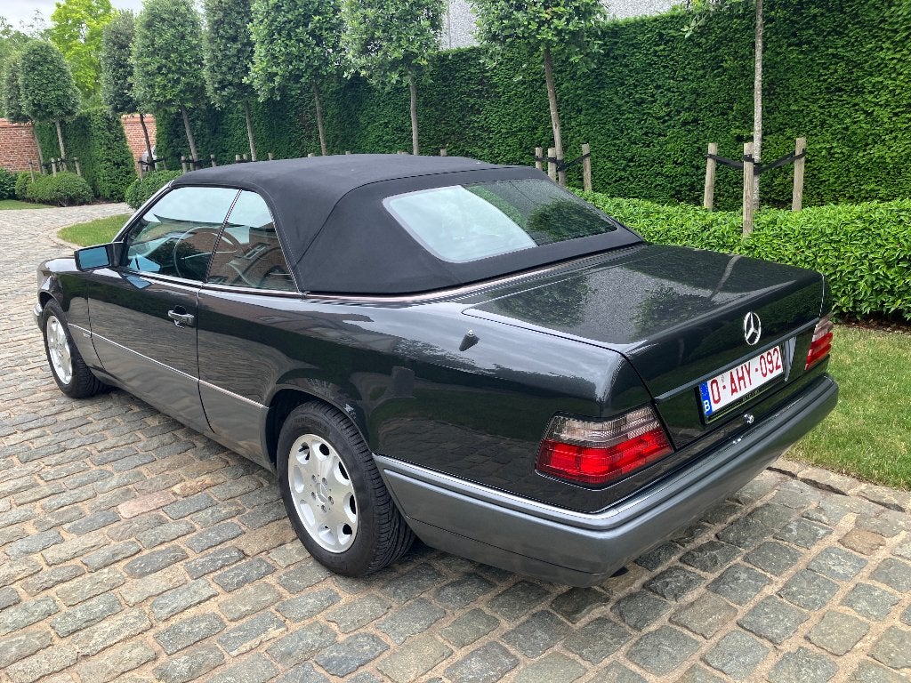 mercedes E220 cabrio "oldtimer", Autos, Cuir, Achat, 110 kW, Entreprise
