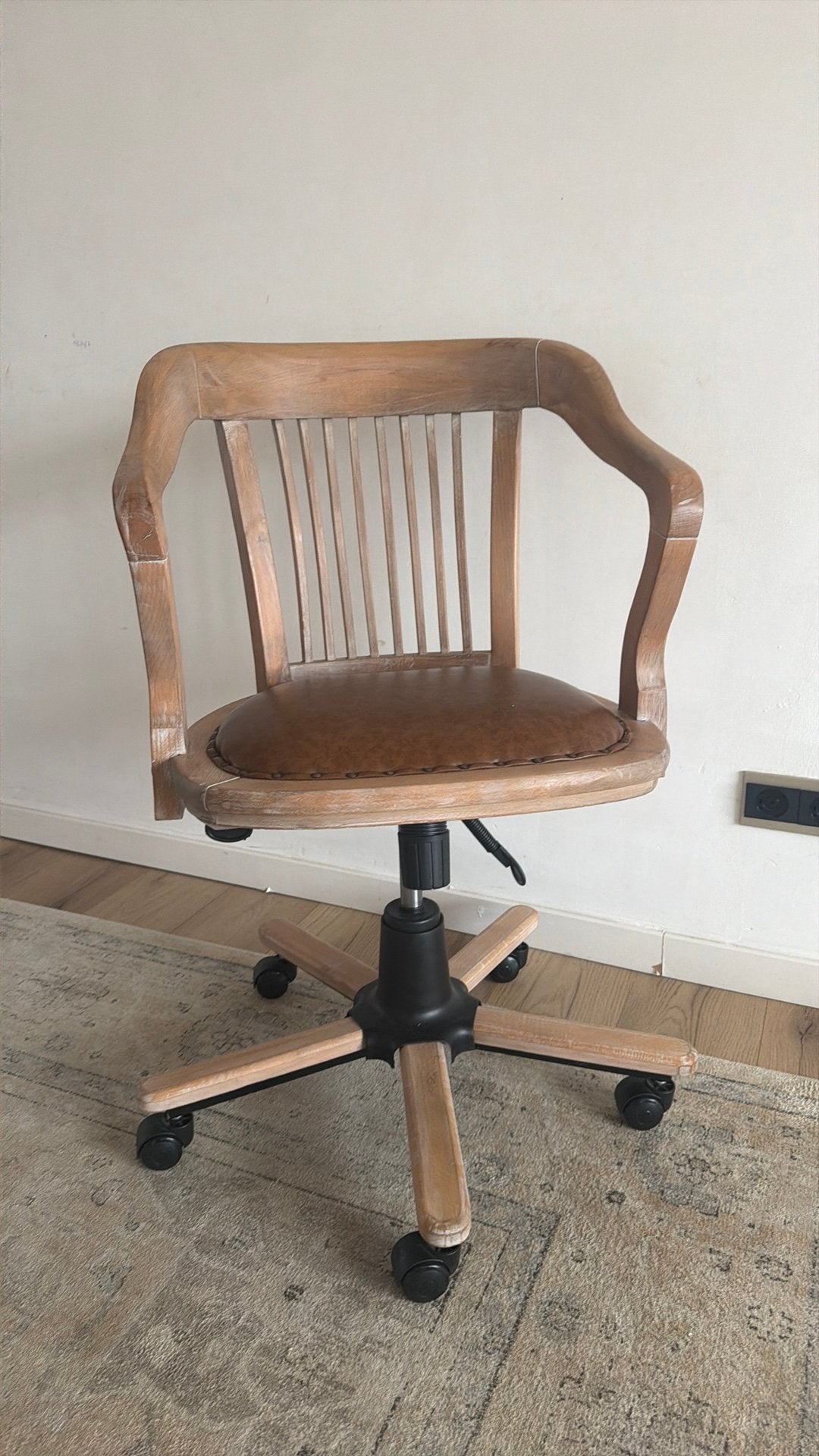 Klassieke houten bureaustoel op wieltjes, Ophalen, Zo goed als nieuw, Bureaustoel