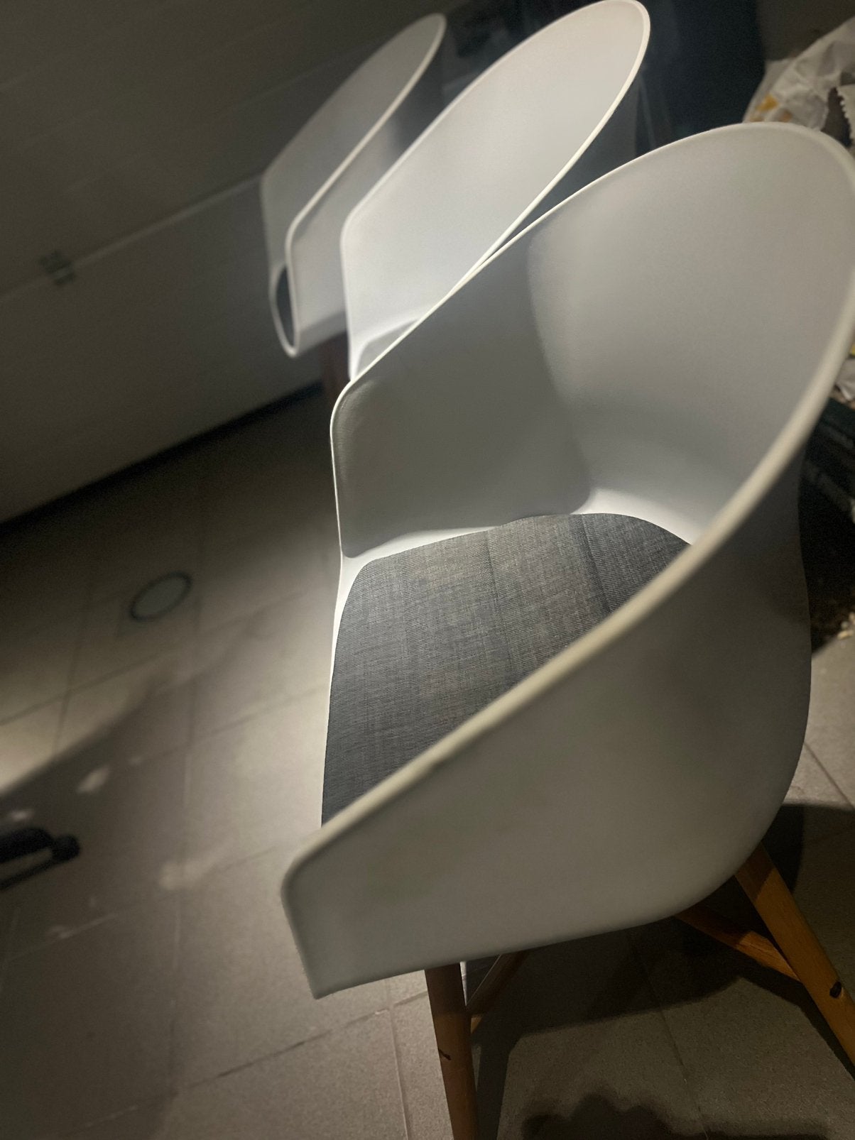 Glazen tafel (melkglas ) met vier stoelen, Huis en Inrichting, Ophalen, Zo goed als nieuw
