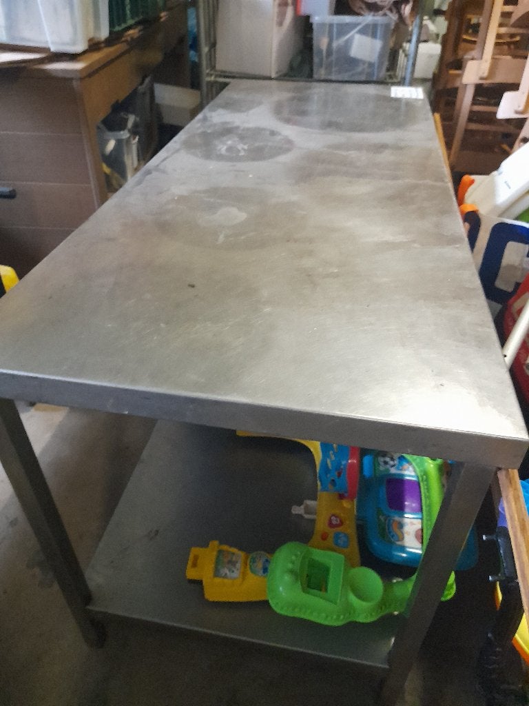 Grande table inox, Enlèvement