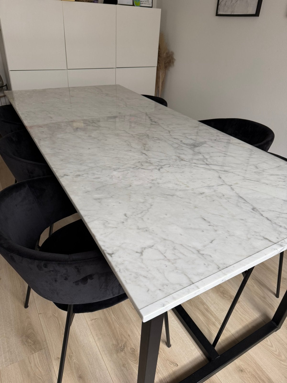 Eettafel marmer carrara + 6 eetkamerstoelen, Ophalen, Zo goed als nieuw