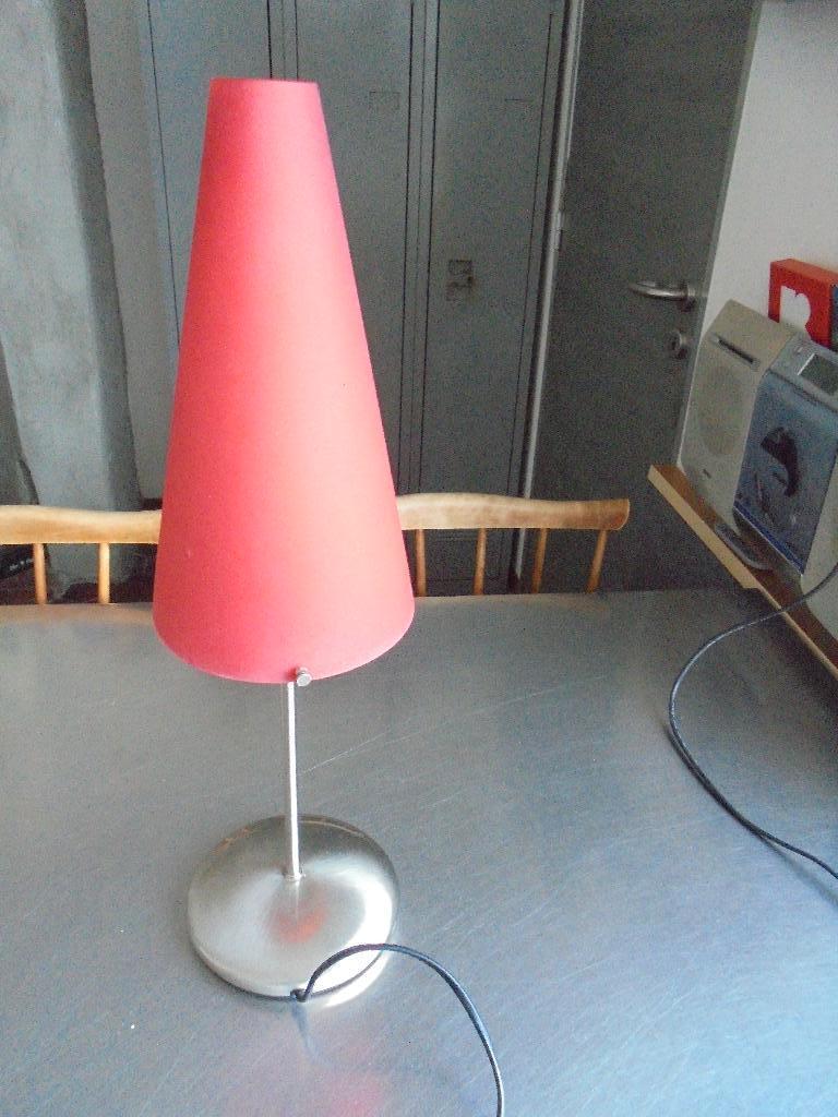 Rode vintage tafellamp met metalen voet, Ophalen of Verzenden, Gebruikt, Glas, 50 tot 75 cm