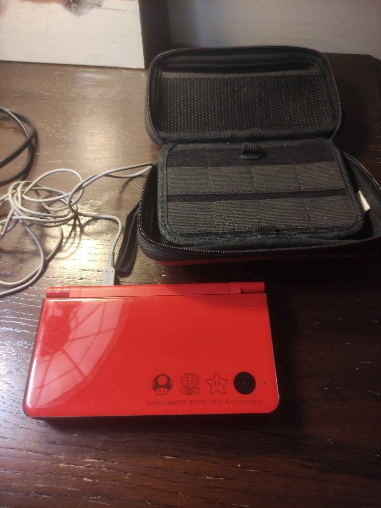 Nintendo DSi XL rouge - Édition anniversaire de Mario, Consoles de jeu & Jeux vidéo, Enlèvement ou Envoi, Utilisé, Rouge, Dsi