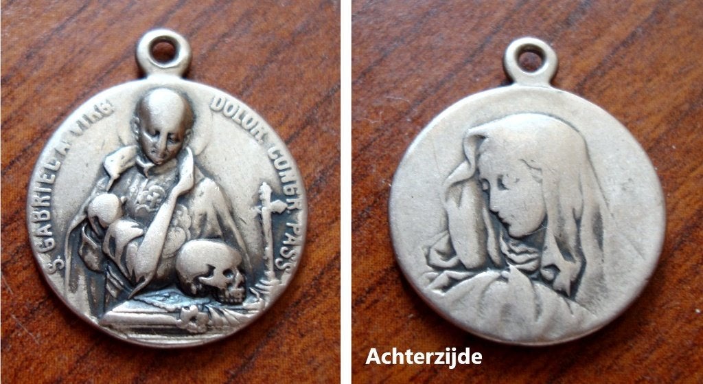 Zilveren medaille met Sint Gabriel en Maria, Verzamelen, Ophalen of Verzenden, Gebruikt, Overige typen, Christendom | Katholiek