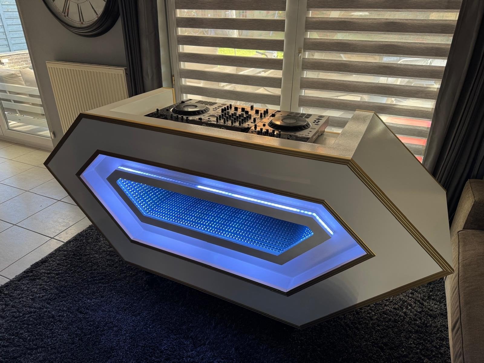 Unieke Handgemaakte DJ Booth met LED Verlichting  Dj Meubel, Muziek en Instrumenten, Ophalen, Nieuw