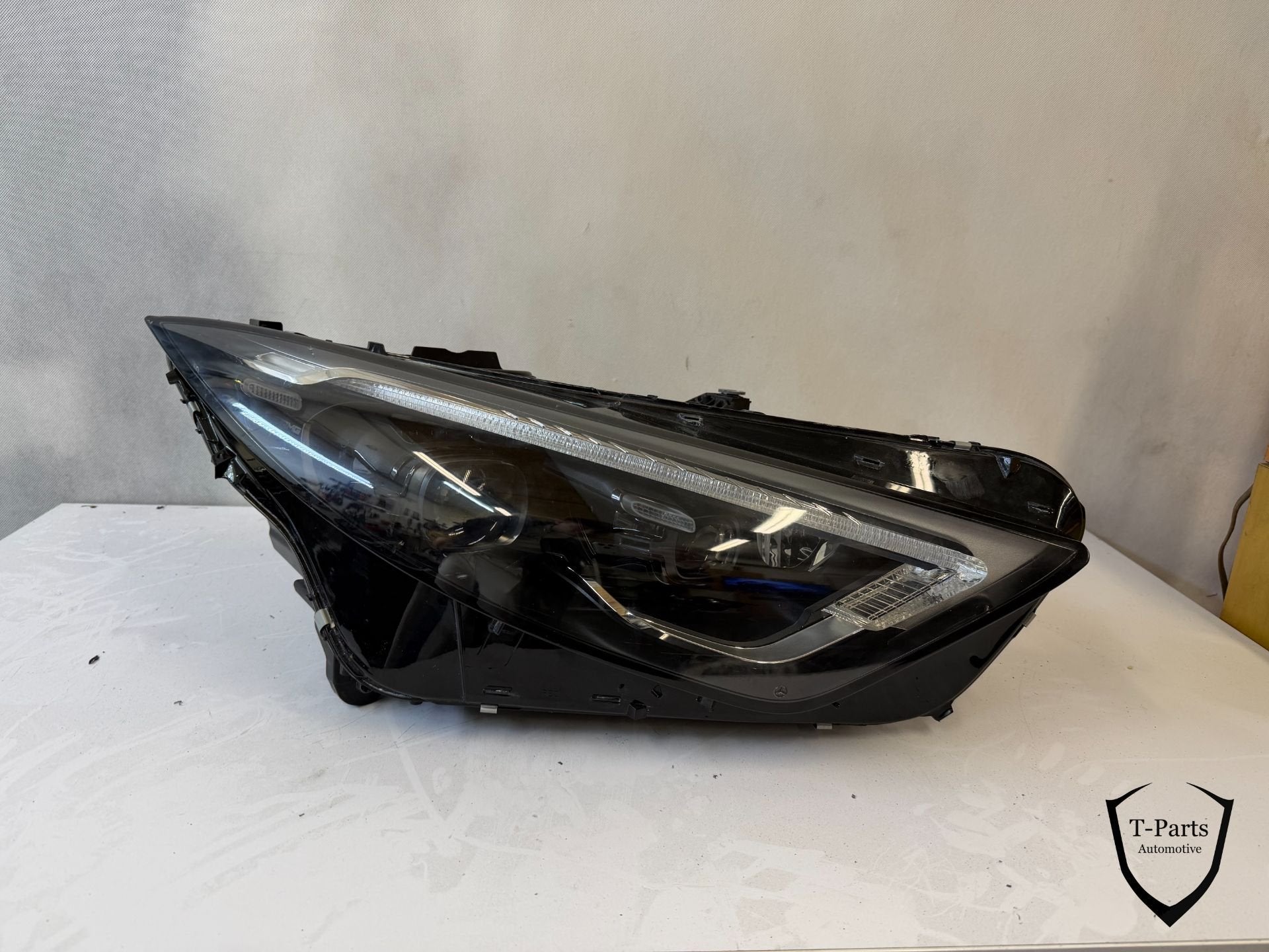 Phare droit Mercedes SL AMG, Autos : Pièces & Accessoires, Mercedes-Benz AG, Mercedes-Benz, Utilisé, Mercedesstrasse 120
70372  Stuttgart, DE