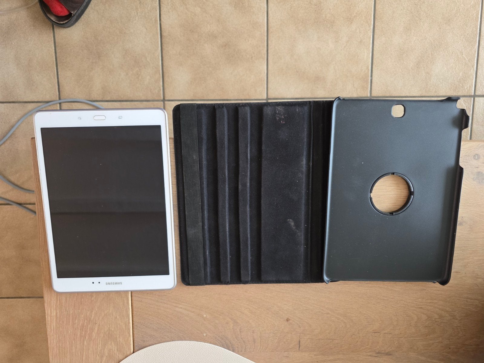 Lederen draaihoes ( kost veel ) plus werkende oude tablet, Computers en Software, Windows Tablets, Ophalen, 10 inch
