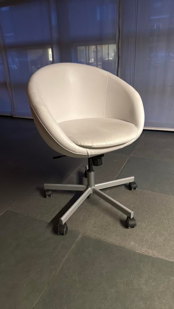 Chaise pivotante à baignoire blanche, Enlèvement, Utilisé, Blanc, Chaise de bureau