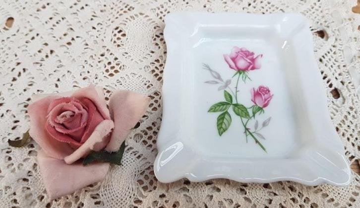 Klein Frans wit porseleinen asbakje met roze rozen, Enlèvement ou Envoi