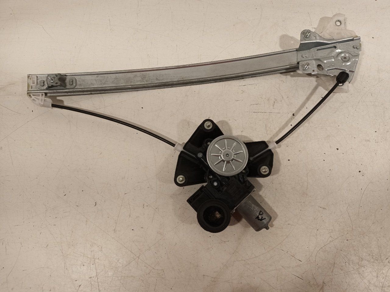 Raammechaniek elektrisch links voor Toyota Yaris, Onderdelen@venauto.nl, Van der Ven Autorecycling B.V., Ettenseweg 76, 4706 PB Roosendaal, The Netherlands